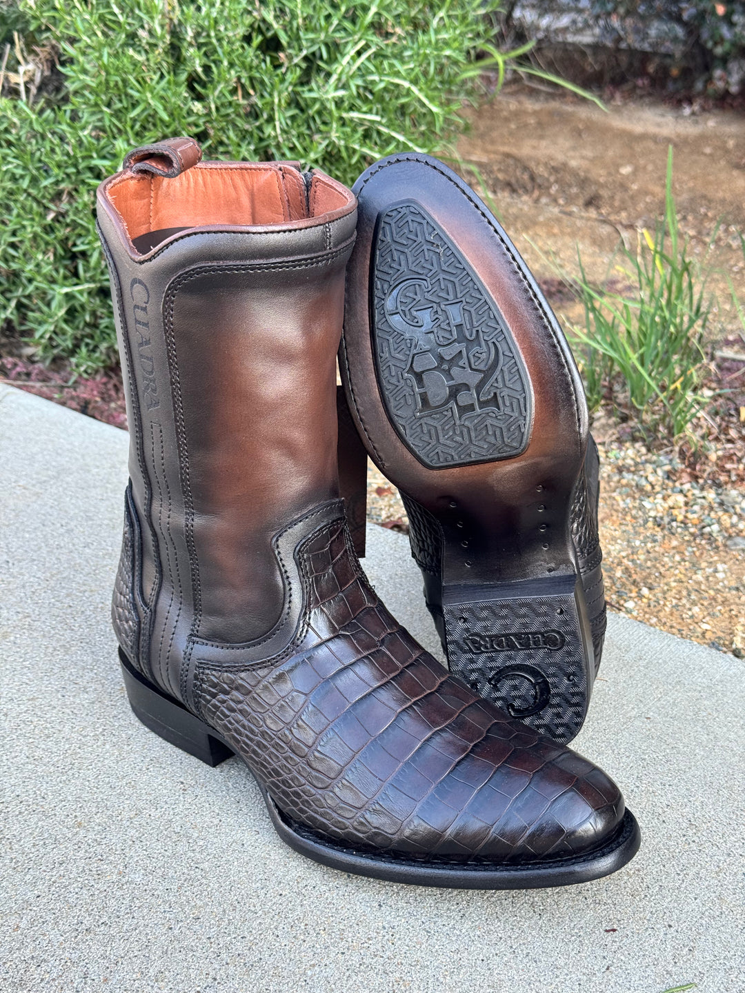 Botin Cuadra Piel de Alligator Horma Round Toe - Luxo Moka